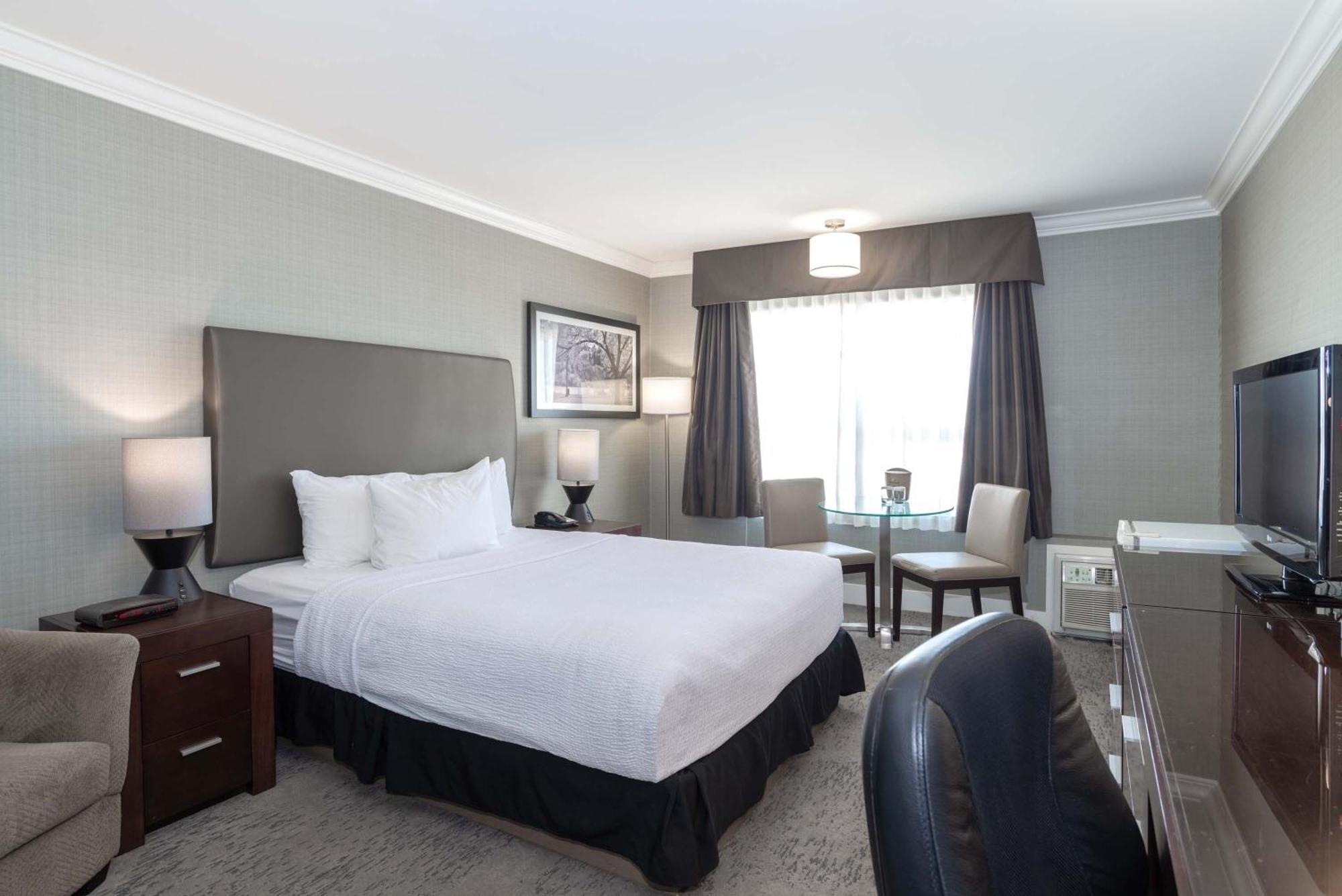 Sandman Hotel Saskatoon Exterior photo